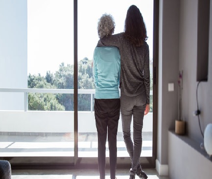 Dues dones mare filla casa